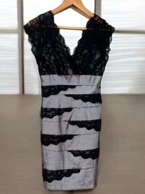 Betsy & Adam V Neck Lace Pencil Dress Size‎ 6